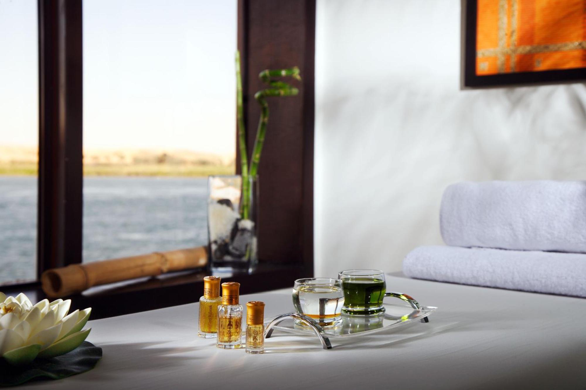 Mövenpick Royal Louts Monday Four Nights Luxor Friday Three nights Aswan Hotell Exteriör bild