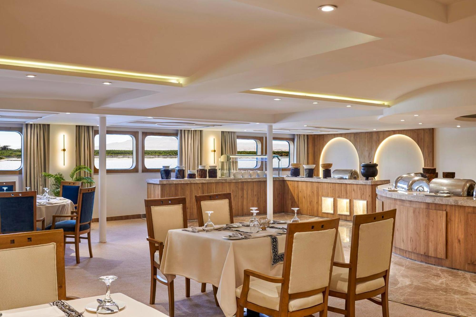 Mövenpick Royal Louts Monday Four Nights Luxor Friday Three nights Aswan Hotell Exteriör bild